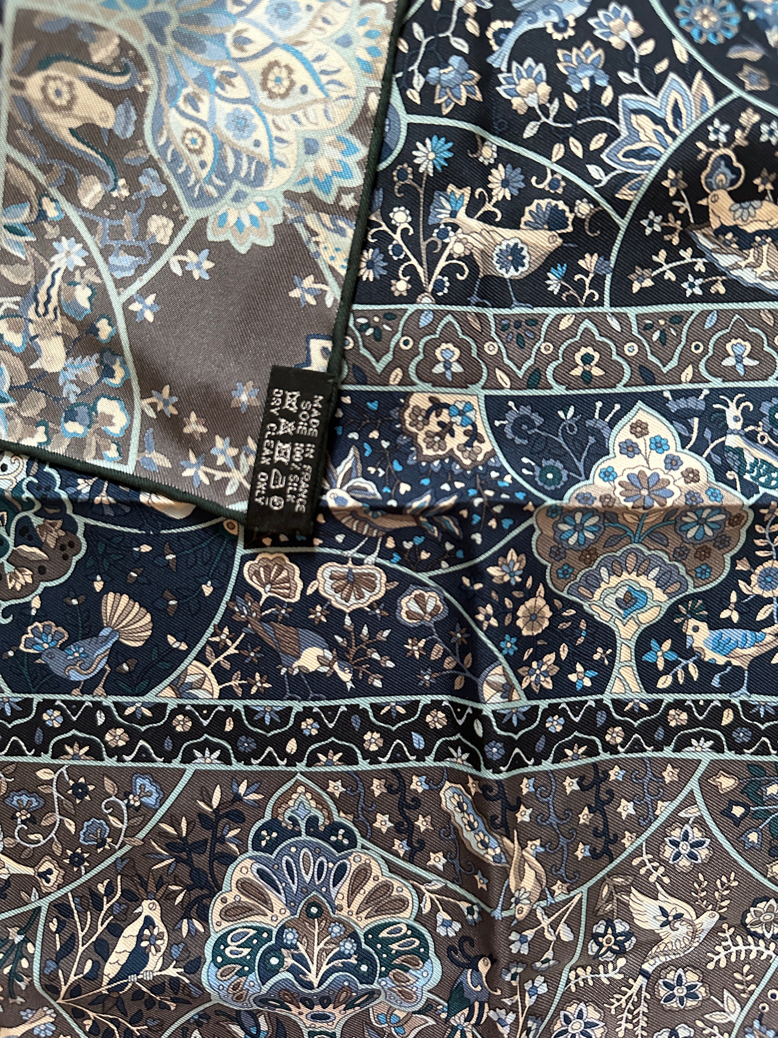 Hermès &quot;Au Pays des Oiseaux Fleurs&quot; Scarf 45